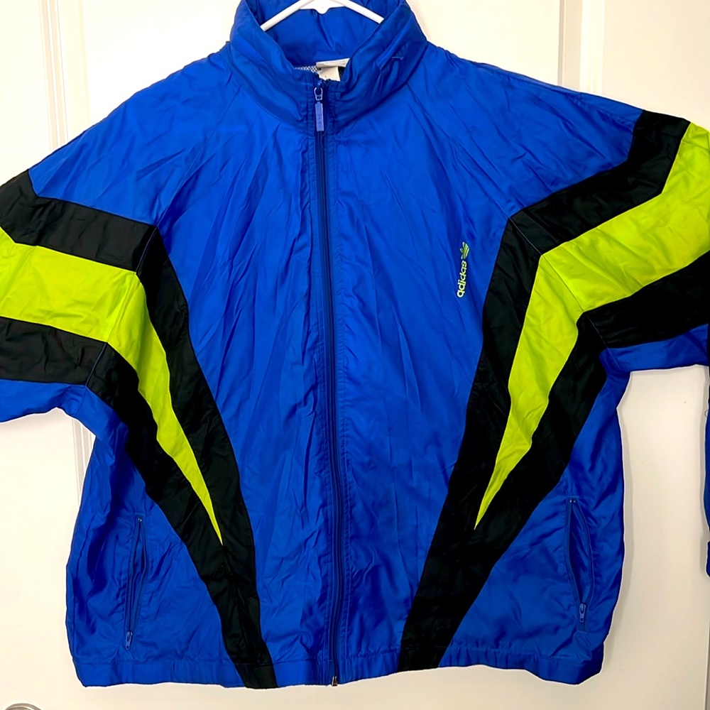 Adidas windbreaker with hood with zipper.